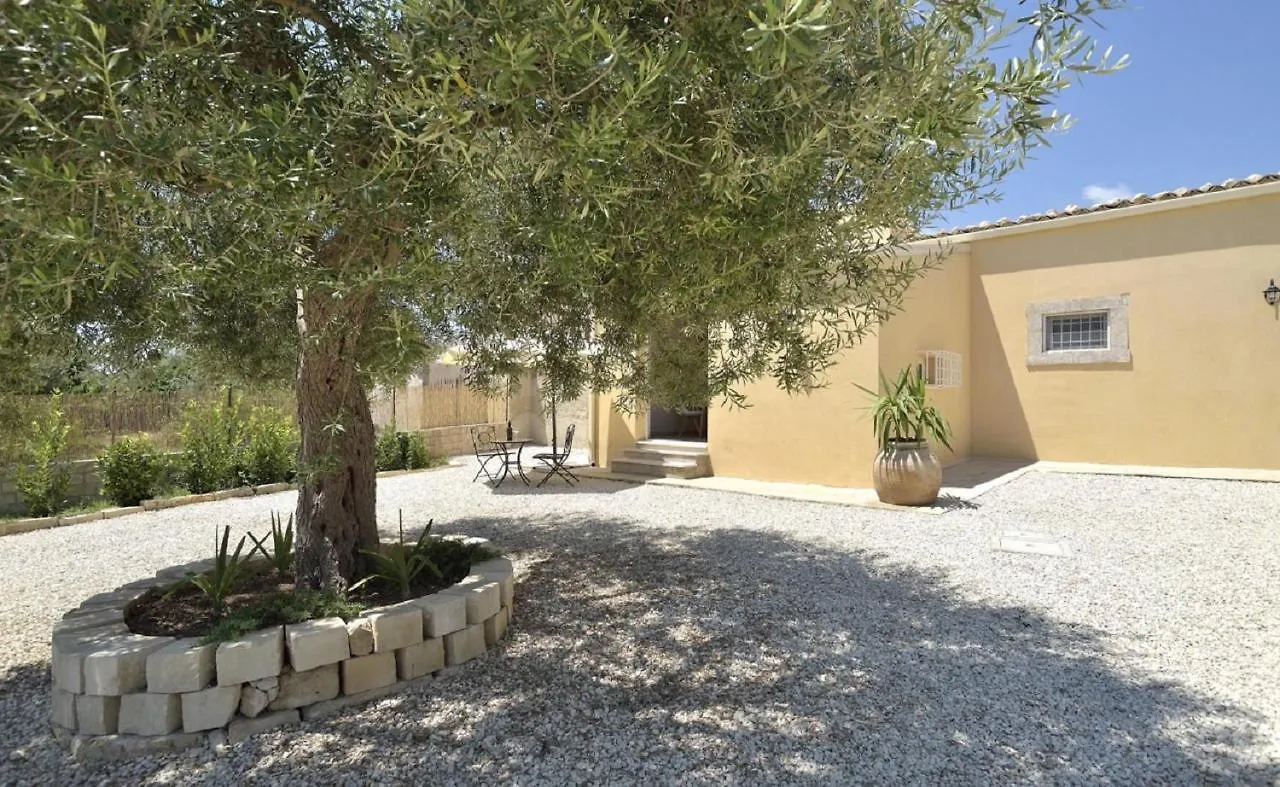 La Casa Dei Limoni Con Piscina Noto Apartment 0*,  Italy
