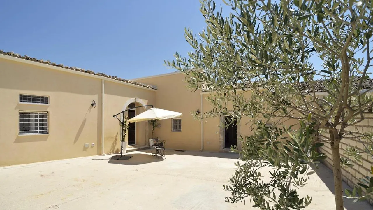La Casa Dei Limoni Con Piscina Noto Apartment 0*,  Italy